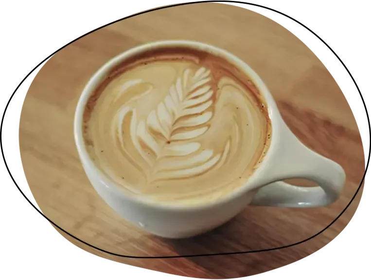白いマグカップに注がれたラテアート入りコーヒー