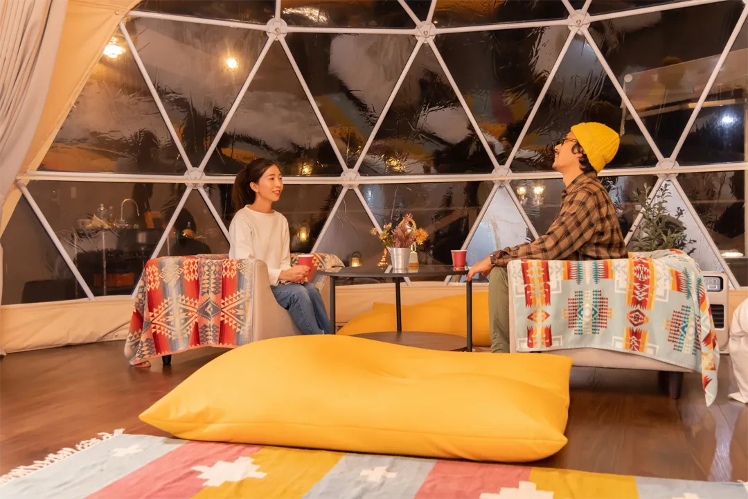 グランピングの中でくつろぐ画像