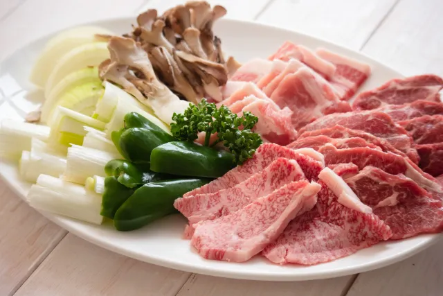 夕食のバーベキューのお肉と野菜のセット画像