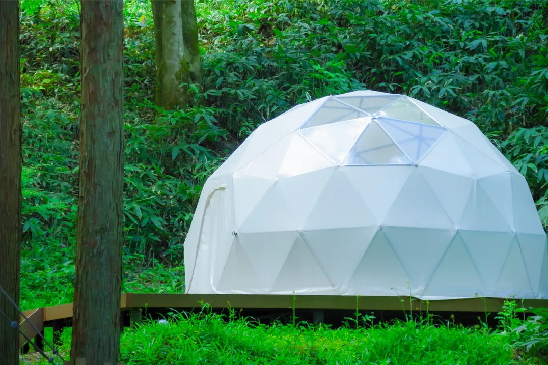 グランピングを楽しむカップルの画像