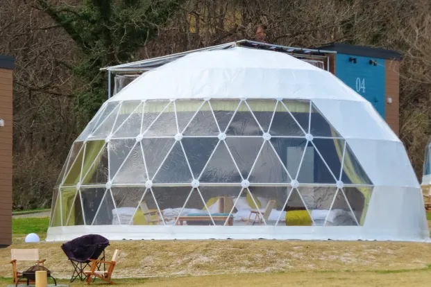 グランピングを楽しむカップルの画像