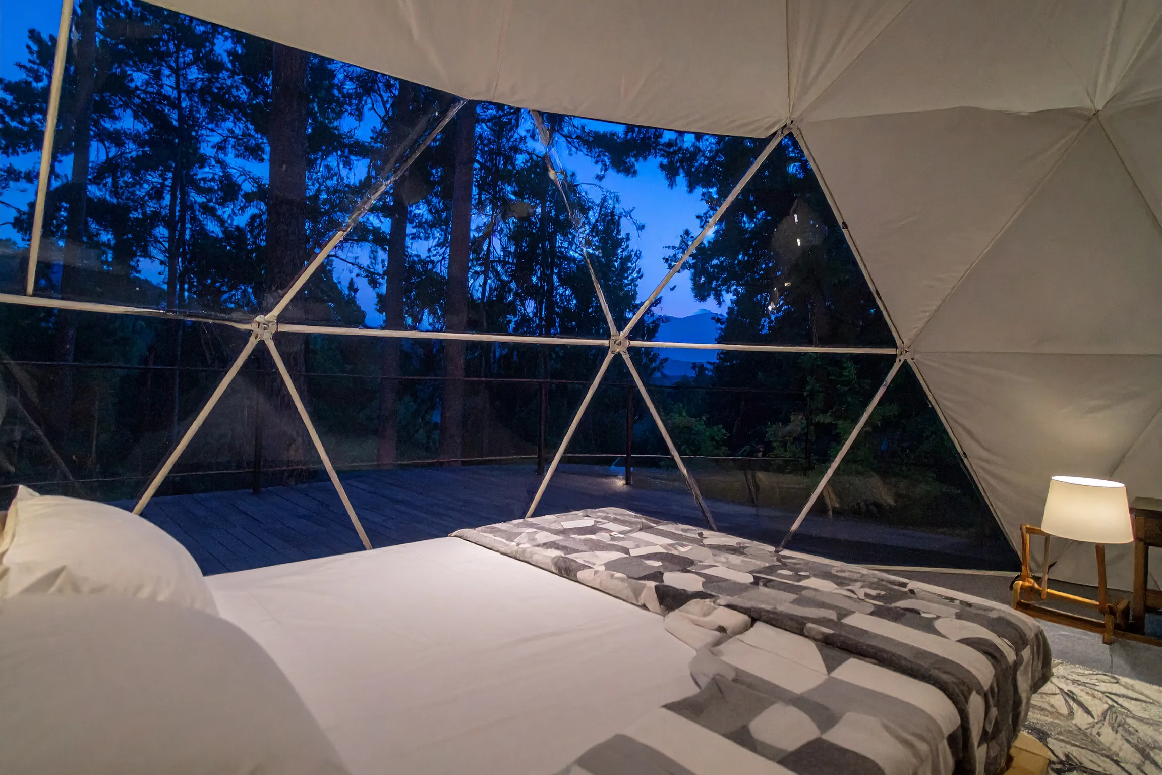 グランピングを楽しむカップルの画像