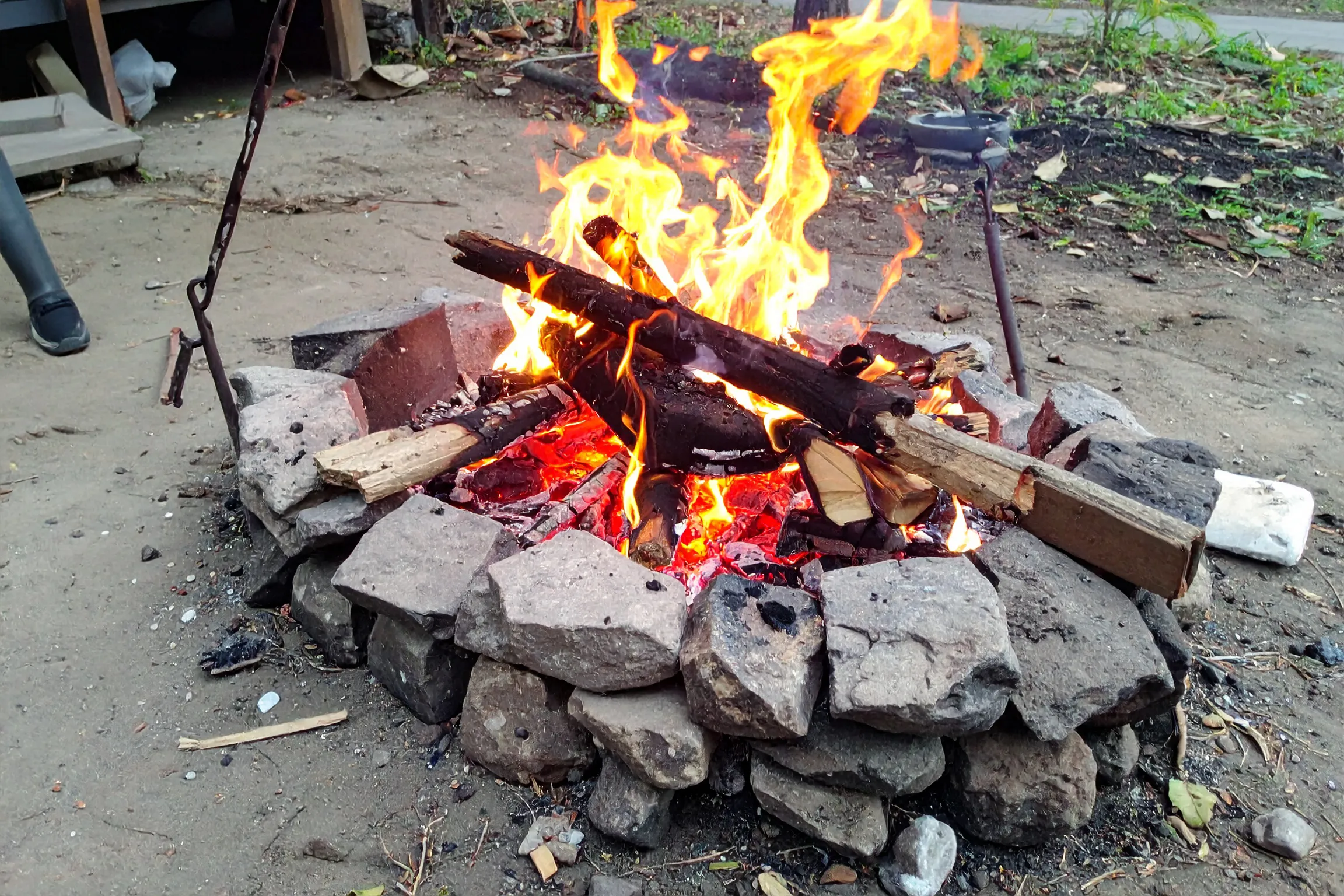 グランピング場の焚き火台の画像