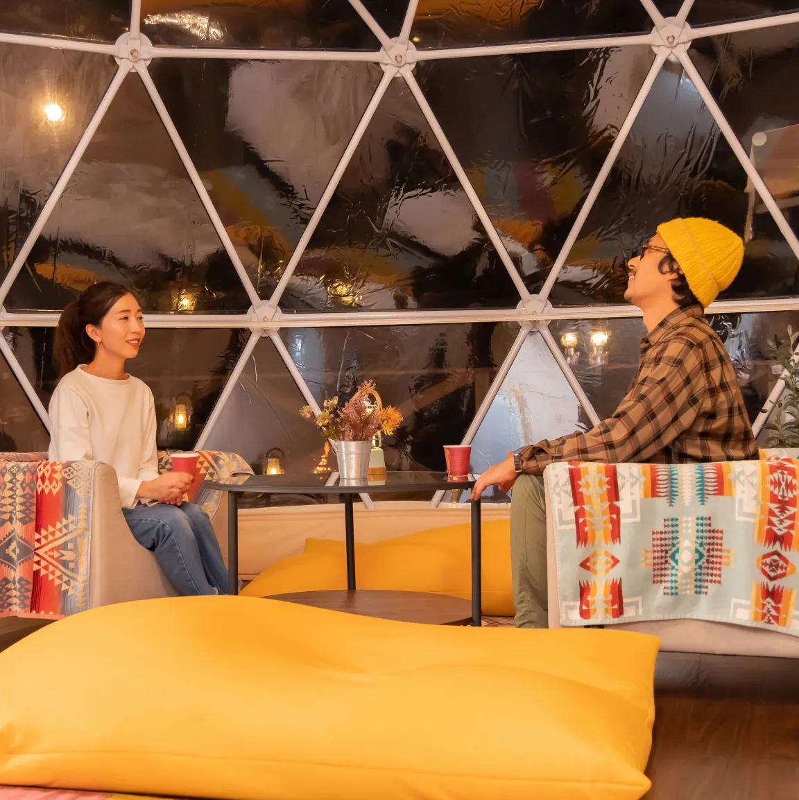 グランピングを楽しむカップルの画像