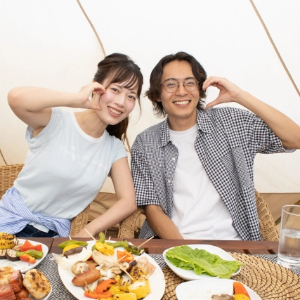 グランピングを楽しむカップルの画像