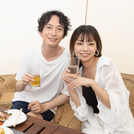 グランピングを楽しむカップルの画像