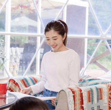 グランピングを楽しむカップルの画像