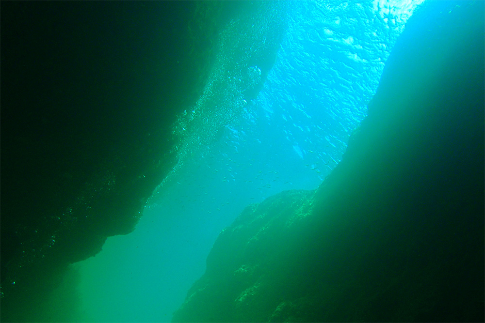 階層の多く見られる岩場の画像